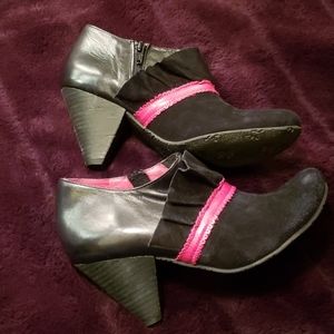 Chanii B black and pink leather booties. Size 7.